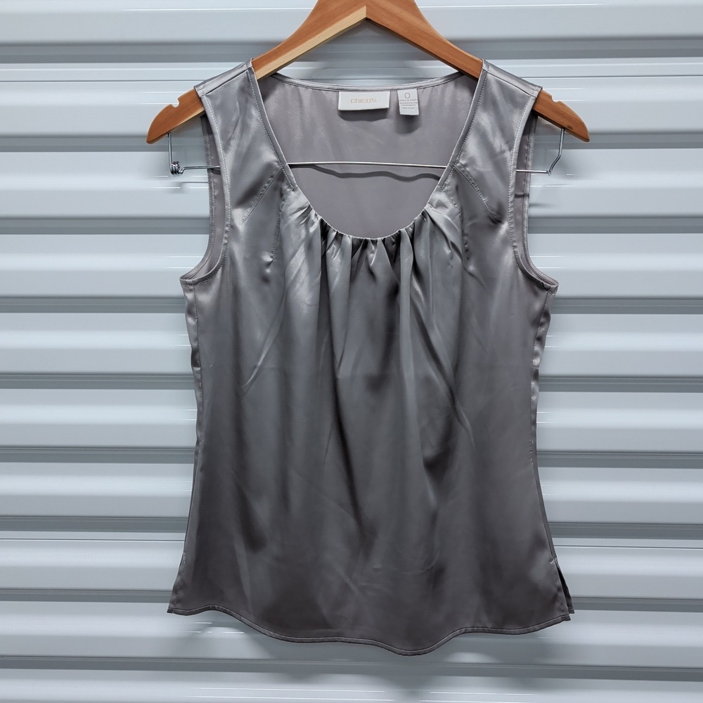 Chico's Blouse Size 0 Womens Silver Grey Satin Pleated Scoop Neck Sleeveless Top — photo 2